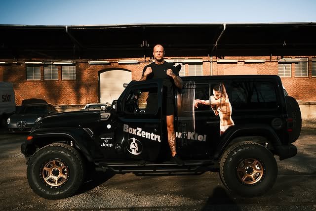 Hannes Brune auf dem Jeep des BoxZentrum Kiel