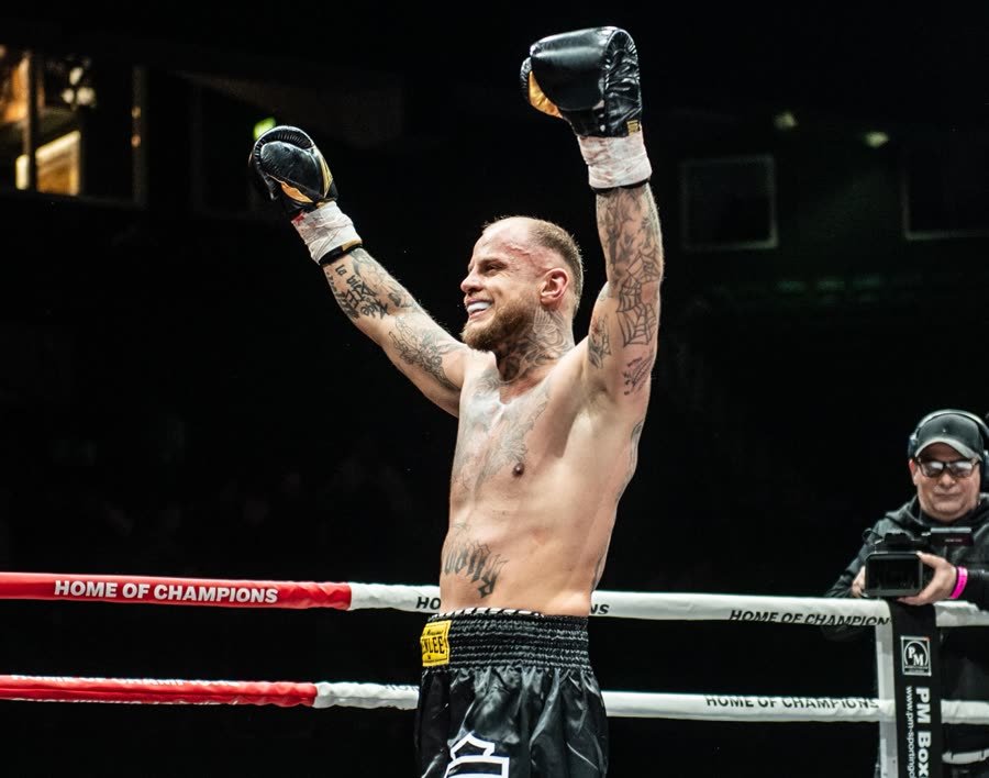 Hannes Brune feiert einen Sieg im Ring
