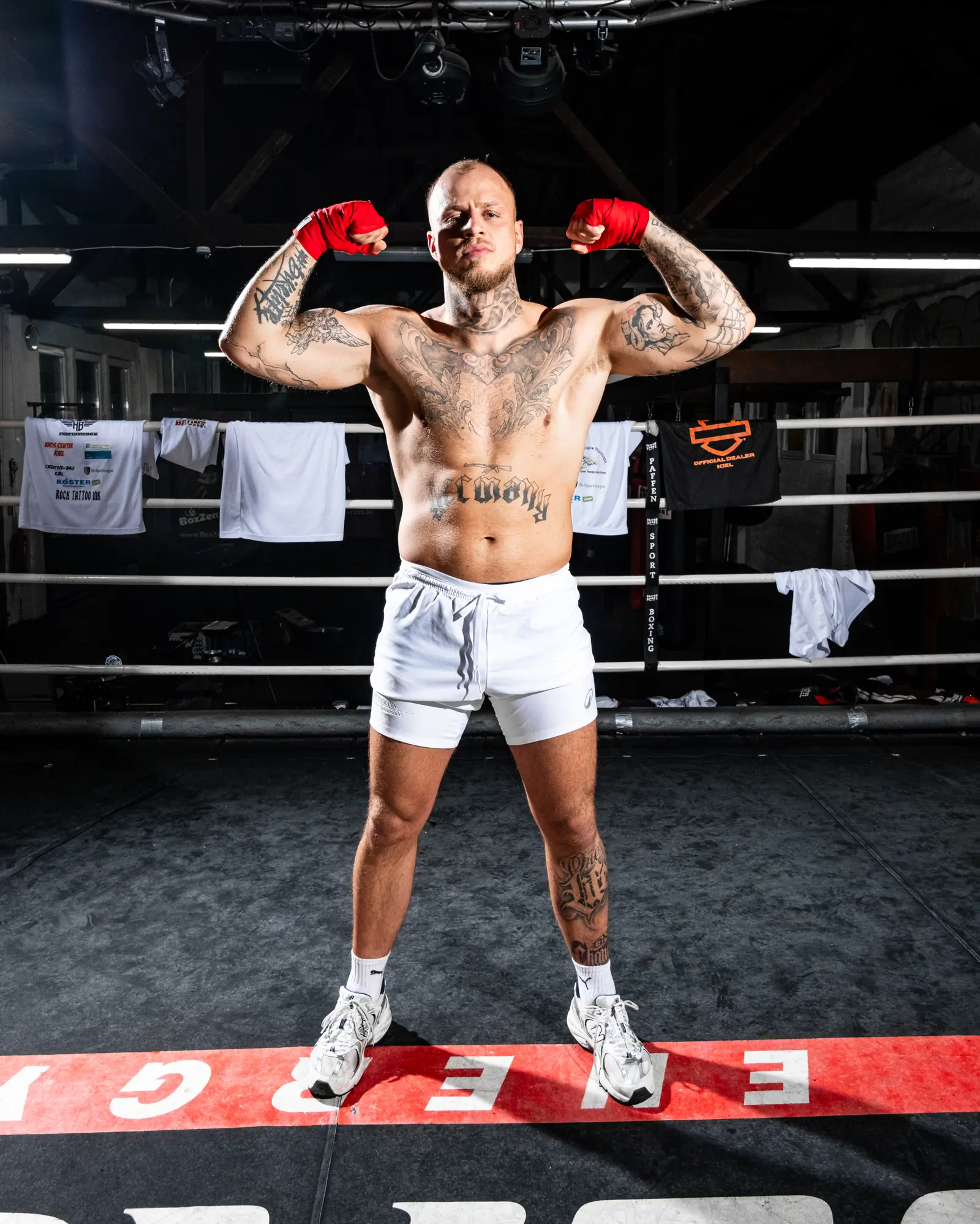 Hannes Brune posiert im Boxring